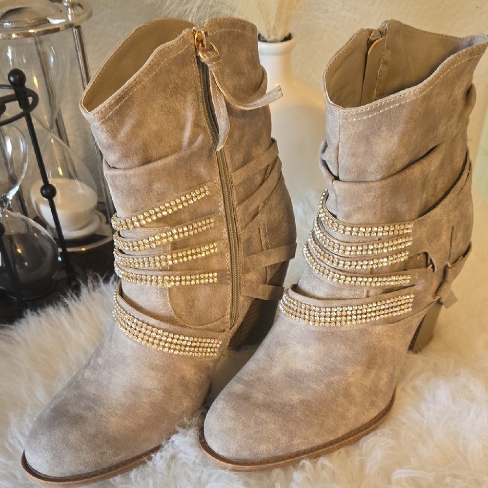 NEW Daisy Duentes Tan Heeled Boots with Stacked Heel and Decorative Stitching